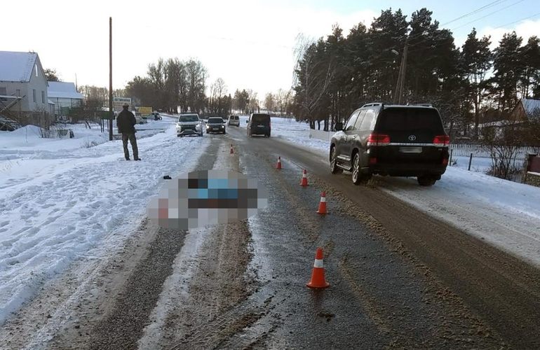 На трассе Житомир-Чуднов фура сбила насмерть мужчину и уехала с места ДТП