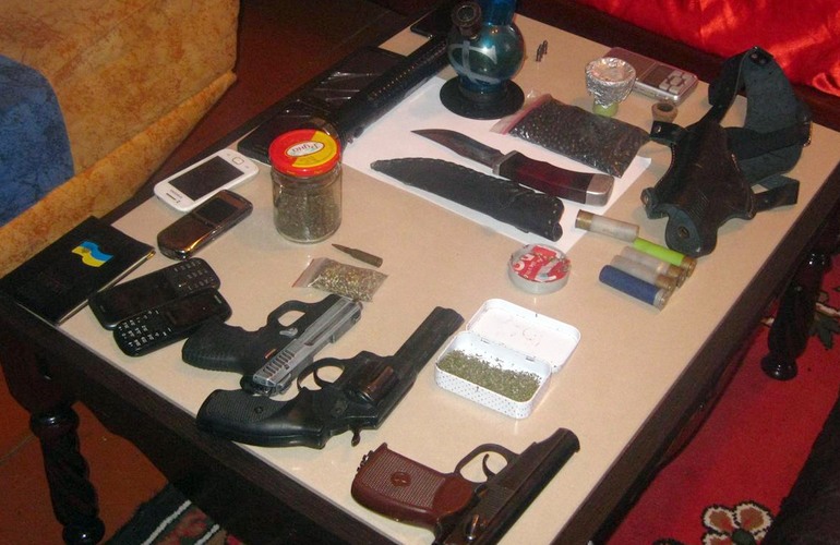 Гранаты, пистолеты и несколько килограмм наркотиков нашли полицейские у 37-летнего уголовника. ФОТО