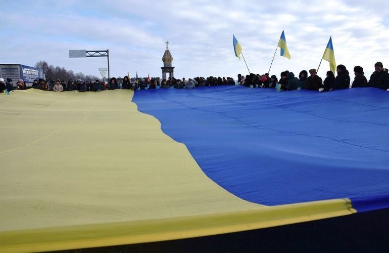 На границе Житомирской и Ровенской областей развернули гигантский флаг Украины. ФОТО