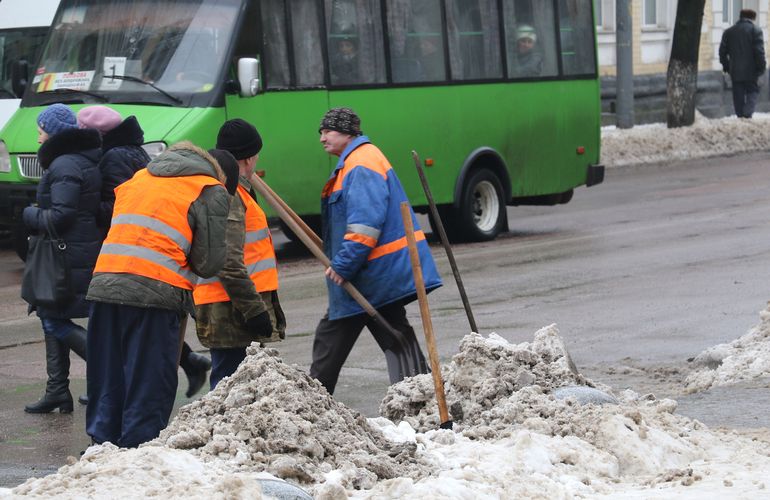 Борьба со снегом и гололедицей. В мэрии назвали количество техники, работающей на улицах Житомира
