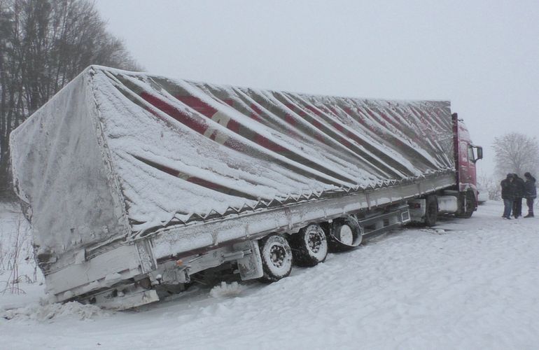 На главных трассах Житомирщины временно ограничили движение грузовиков