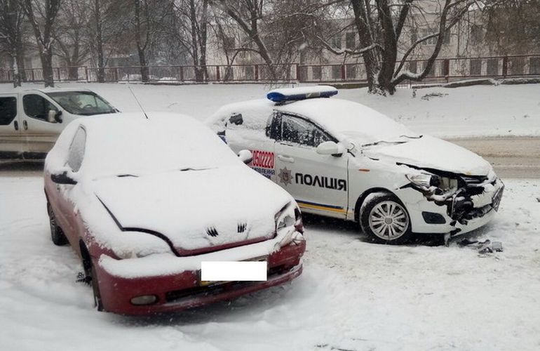 В Житомире произошло двойное ДТП с участием автомобиля полиции. ФОТО