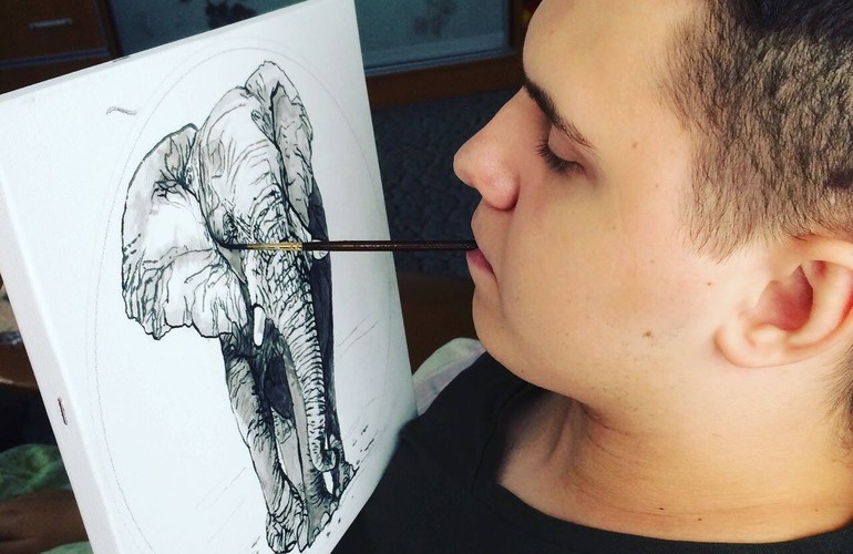 ​Парень, которого парализовало на батуте в Глобале, теперь рисует картины, держа кисть в зубах. ФОТО
