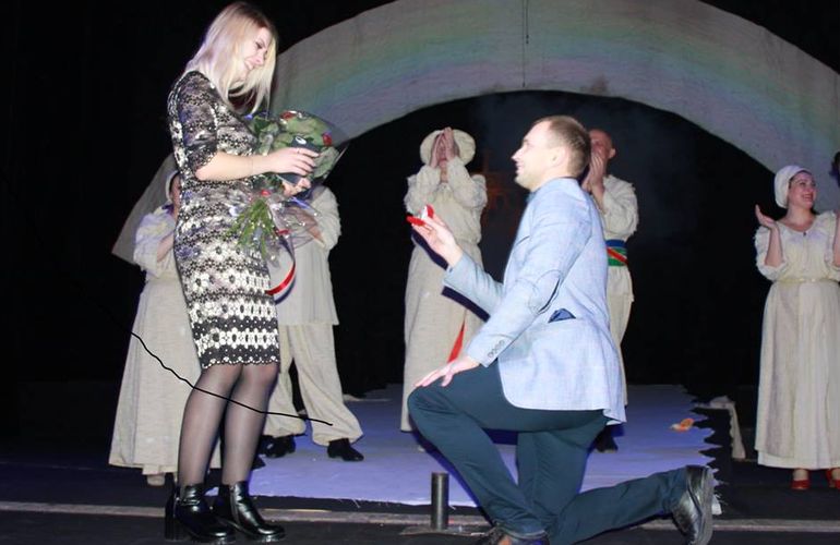 Житомирянин сделал возлюбленной предложение руки и сердца на сцене драмтеатра. ФОТО