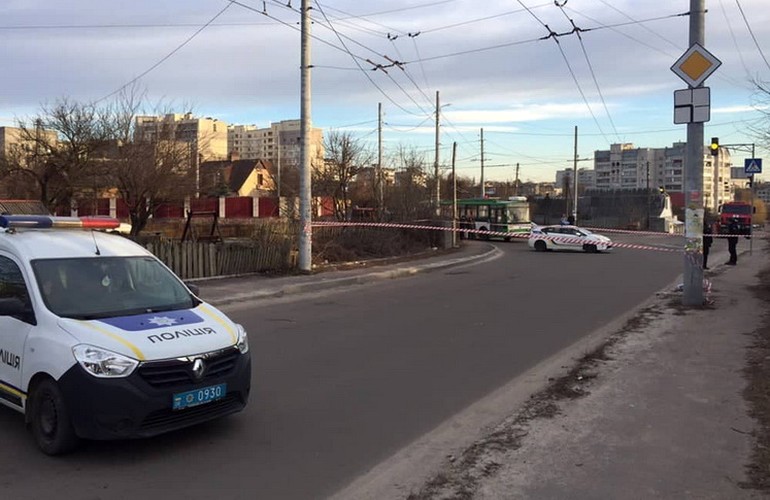 В Житомире перекрыли улицу Чехова из-за лежащей в траве гранаты. ФОТО