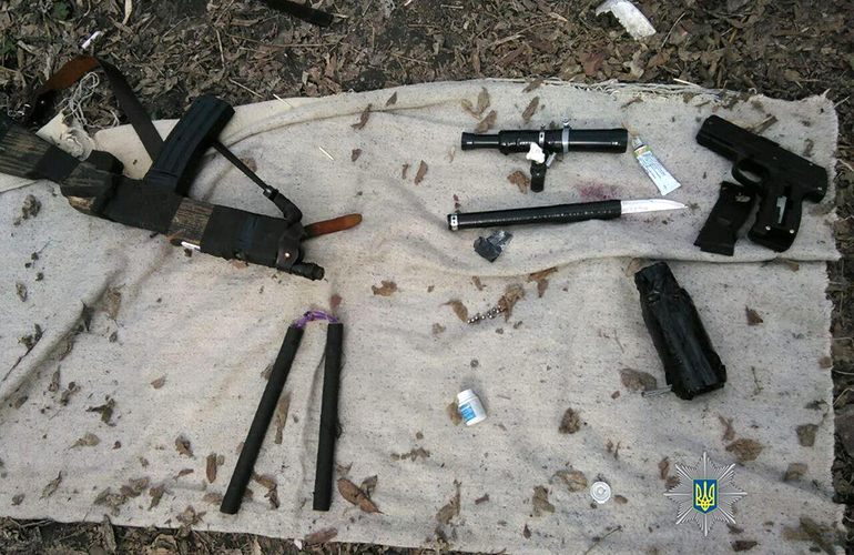 Нож на трубе и самодельные нунчаки: в Житомире патрульные задержали двух вооруженных мужчин