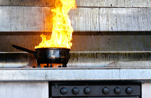 Поставив сковороду на плиту і заснув: у райцентрі Житомирщини на пожежі врятували чоловіка