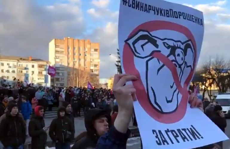 «Нацкорпус» приехал в Житомир вслед за Порошенко. Активисты пытались сорвать общение президента с избирателями