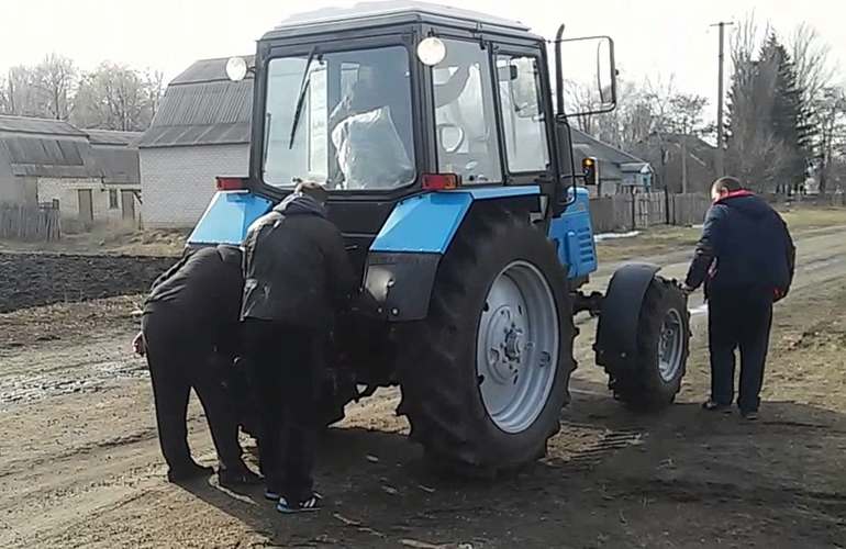 В Житомирской области трактор переехал девочку: ее срочно доставили в больницу