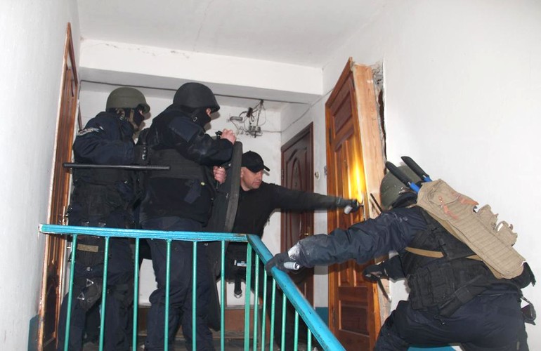 Cпецназ штурмом взял квартиру с «террористом», угрожавшим взорвать многоквартирный дом. ФОТО
