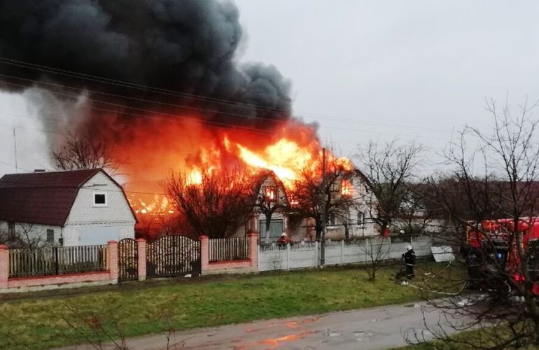 На Житомирщине пожарные спасли дом, который едва не уничтожило пламя. ФОТО