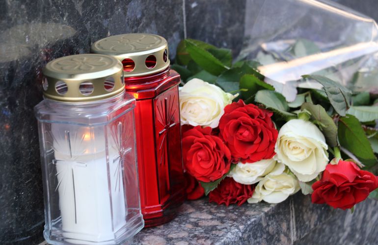 Житомир почтил память жертв Катынского преступления и авиакатастрофы под Смоленском. ФОТО