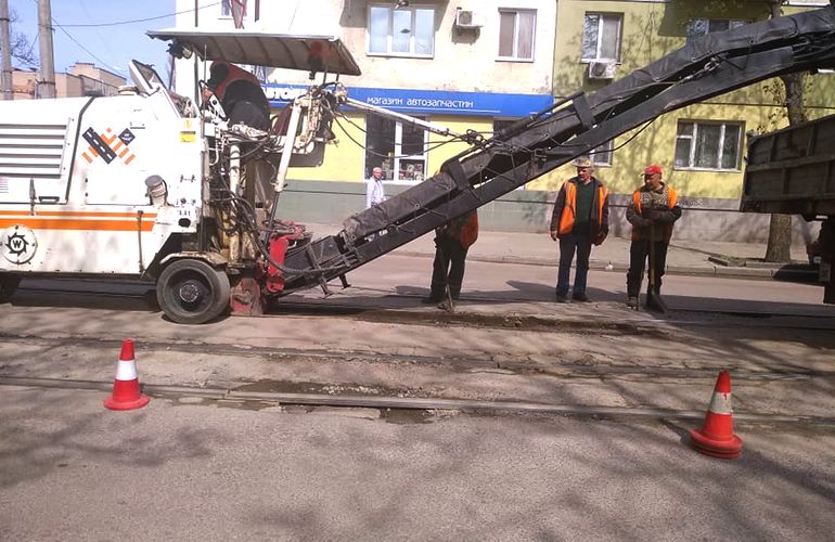 Коммунальщики взялись за ремонт трамвайных переездов в центре Житомира