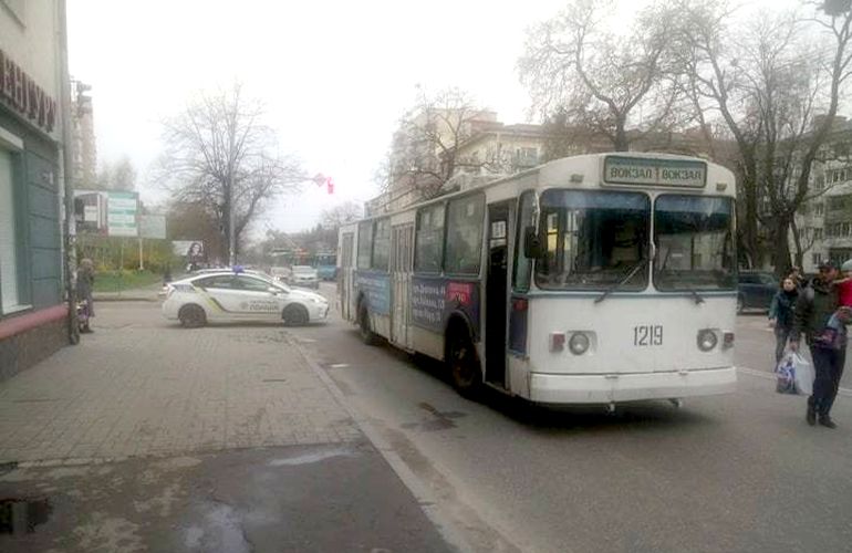 В Житомире троллейбус сбил женщину, когда та переходила дорогу. ФОТО