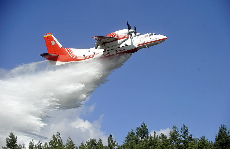 Масштабный пожар в Житомирской области тушат авиацией