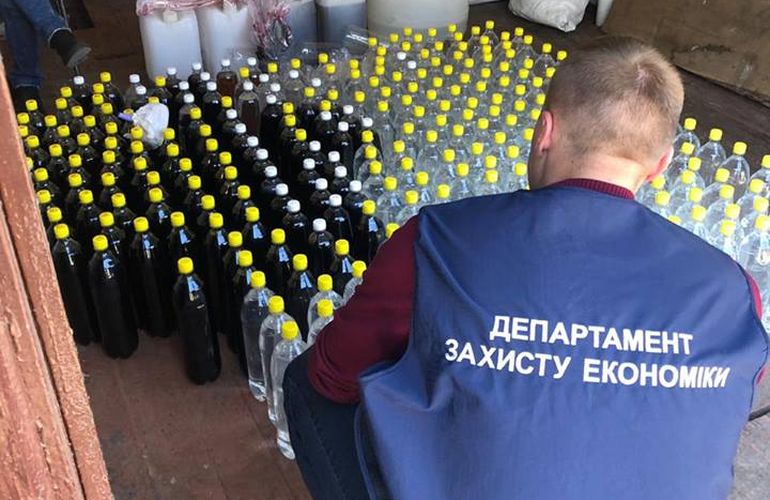 Из подпольного склада на Житомирщине изъяли почти 2 тонны незаконного алкоголя. ФОТО