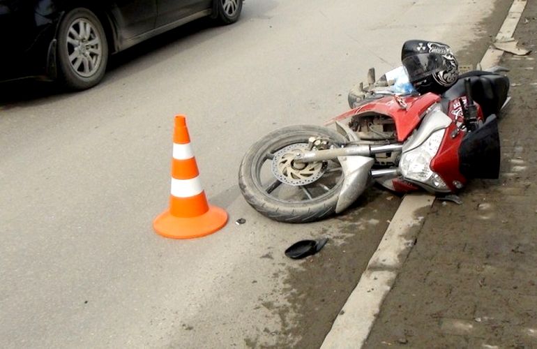 В Житомирской области мотоцикл выехал на встречную полосу и врезался в легковушку: водитель погиб