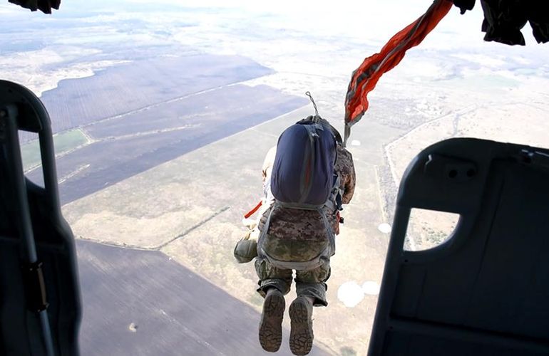 Воины-десантники в небе над Житомирщиной отрабатывают прыжки с парашютом. ФОТО