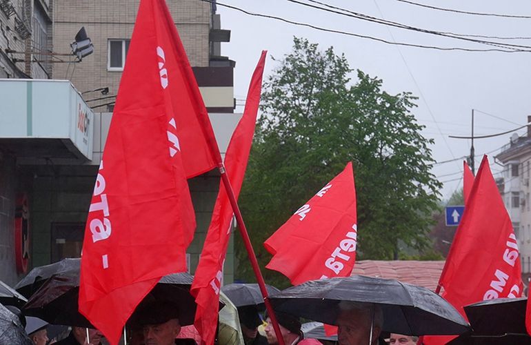 В Житомире в честь 1 мая сторонники Компартии провели митинг. ФОТО