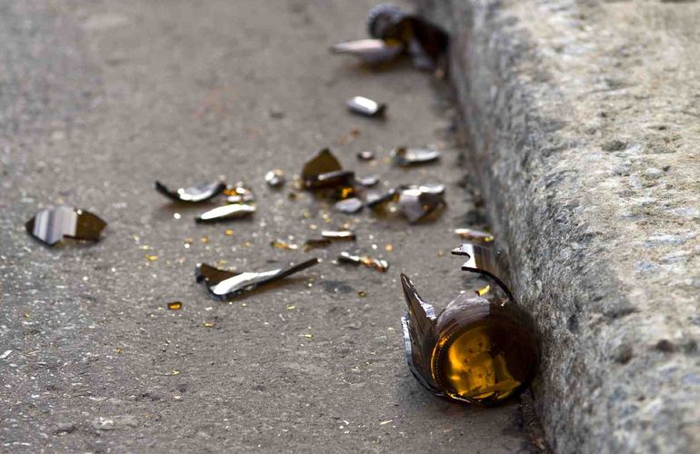 Сделал замечание: в Житомире женщина разбила бутылку о голову полицейского