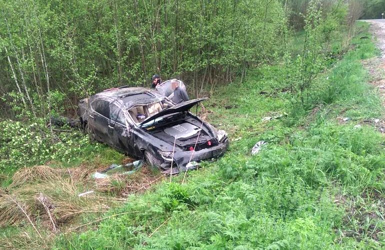 В Житомирской области Lexus перевернулся в кювет: водитель отделался ушибами