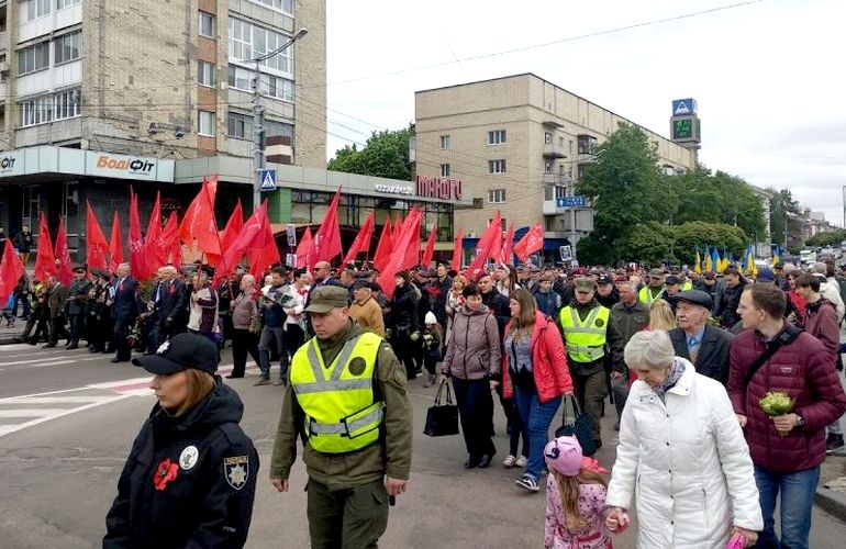 С красными флагами и портретами погибших: как Житомир отметил День победы. ФОТО