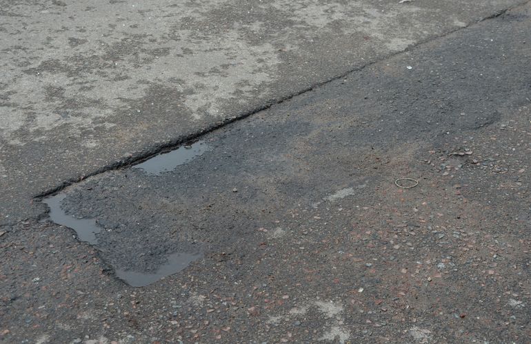 Капремонт дорог по-житомирски: спустя 7 месяцев асфальт уже имеет повреждения. ФОТО