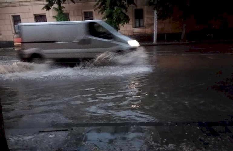 Поваленные деревья и затопленные улицы: в Житомире свирепствовал ураган. ФОТО. ВИДЕО