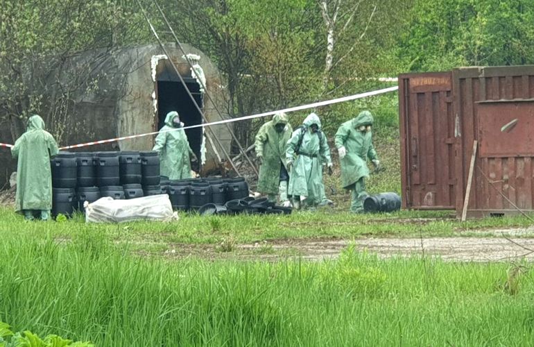 В Житомирской области проводят перезатаривание опасных химикатов. ФОТО