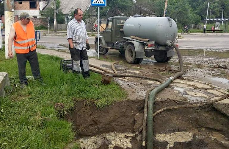 В Житомире из-за порыва водосети район Полевая остался без воды. ФОТО