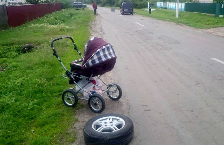 На Житомирщине олетевшее от машины колесо попало в коляску с ребенком