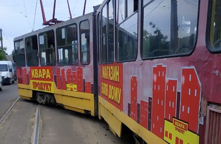 В Житомире трамвай сошел с рельсов, никто из пассажиров не пострадал. ФОТО