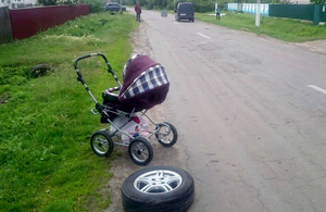 На Житомирщині від машини відлетіло колесо і потрапило в коляску з дитиною