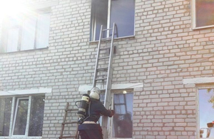 Під час пожежі на Житомирщині чоловік вистрибнув з вікна, щоб врятуватися