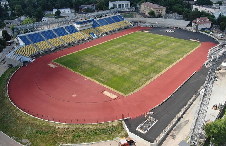 Беговые дорожки и работа над трибунами: стадион «Полесье» приобретает все более законченный вид. ФОТО