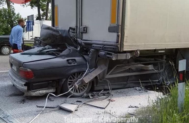 BMW на бешеной скорости протаранил грузовик. Погиб водитель из Житомирской области. ФОТО