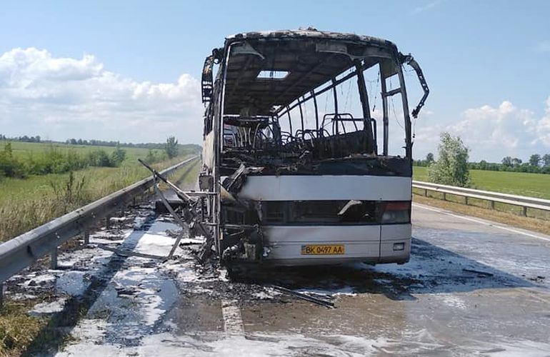 На трассе в Житомирской области сгорел пассажирский автобус. ФОТО
