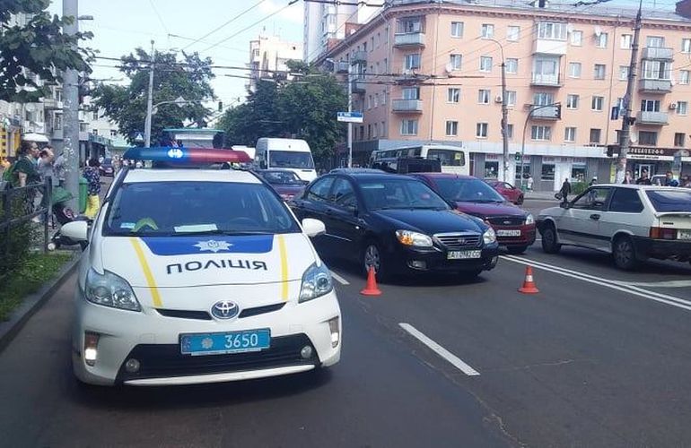 На пешеходном переходе в центре Житомира автомобиль сбил мальчика