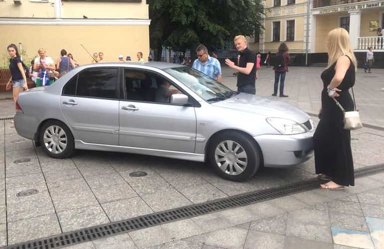 В Житомире горожане задержали автохама, который заехал на Михайловскую и припарковался на фонтане. ФОТО