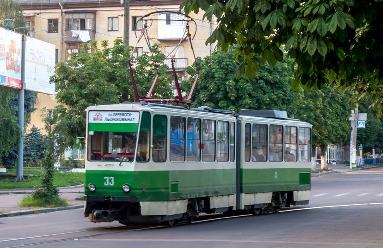 В Житомире водитель машины столкнулся с трамваем и уехал с места ДТП. ФОТО