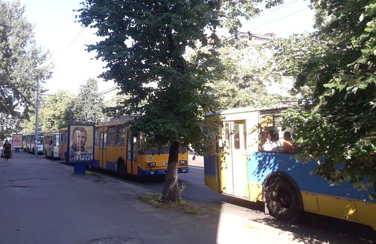 В Житомире из-за сломанного троллейбуса образовался затор. ФОТО