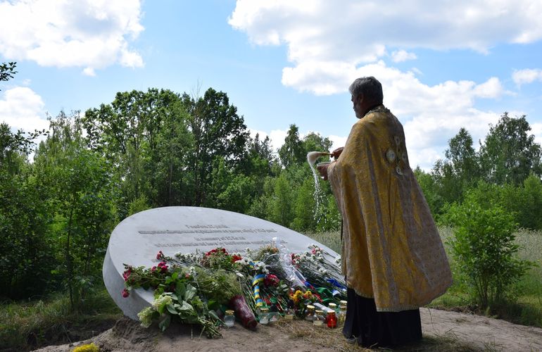 На Житомирщине открыли мемориальный знак жертвам геноцида ромов. ФОТО