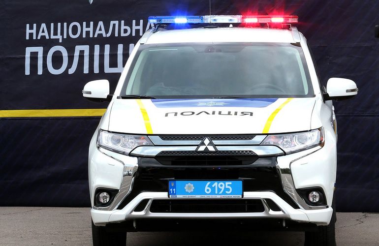 В Житомире пьяная молодежь закидала камнями авто патрульной полиции. ФОТО