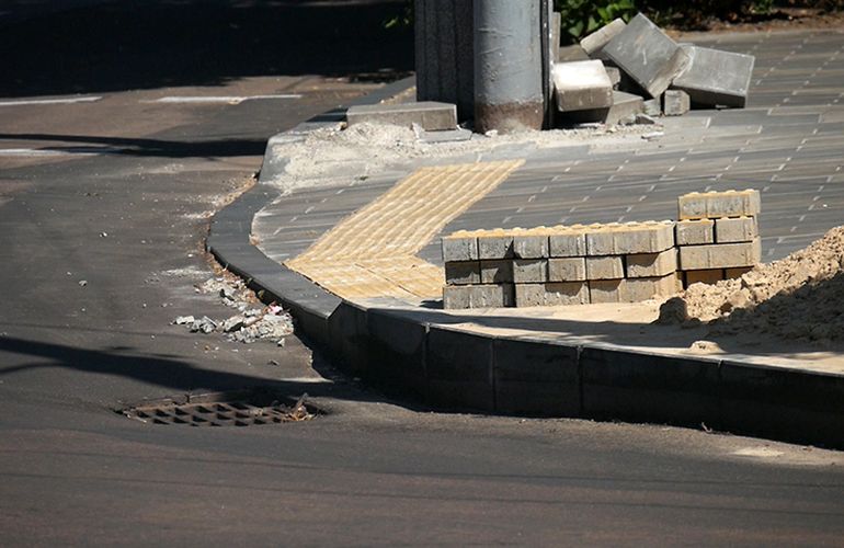 Ремонт тротуаров в центре Житомира планируют завершить до конца лета. ФОТО