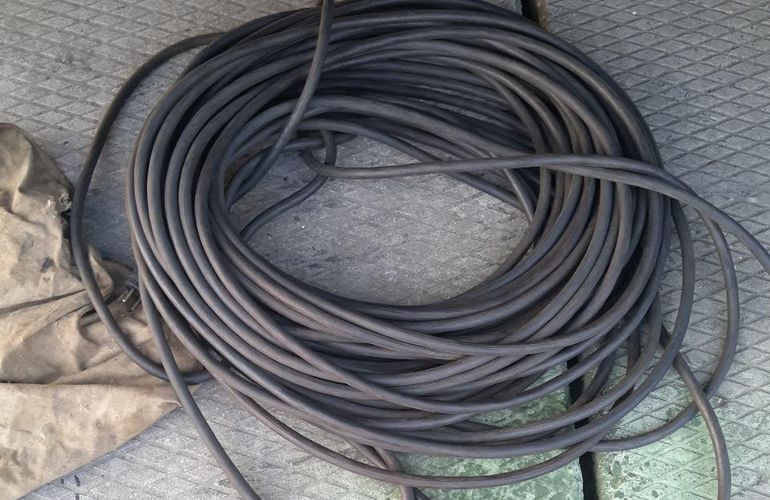 Под Житомиром мужчина, чтобы подзаработать, пытался украсть несколько десятков метров кабеля