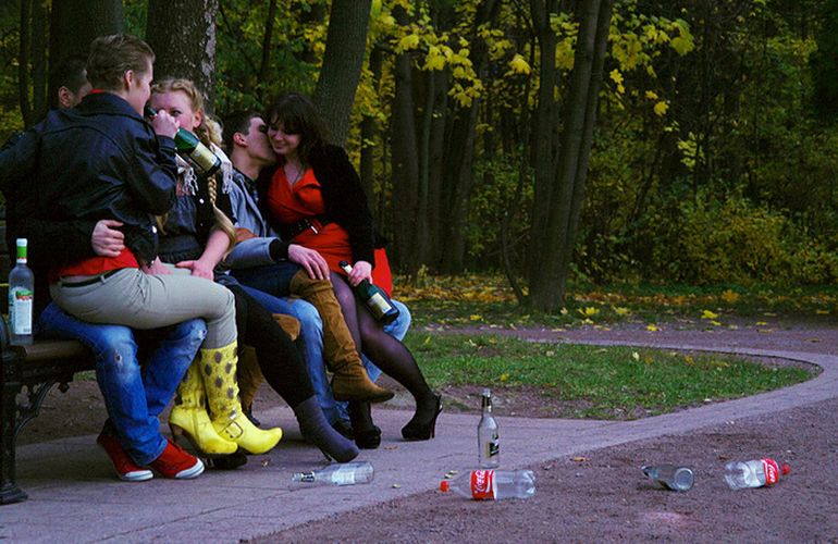 «Бьют бутылки и лица»: житомиряне жалуются на пьяную молодежь и просят усилить патрулирование в центре