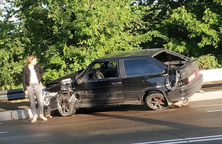 ДТП в Житомире: водитель «восьмерки» протаранил отбойник и сбил столб. ФОТО