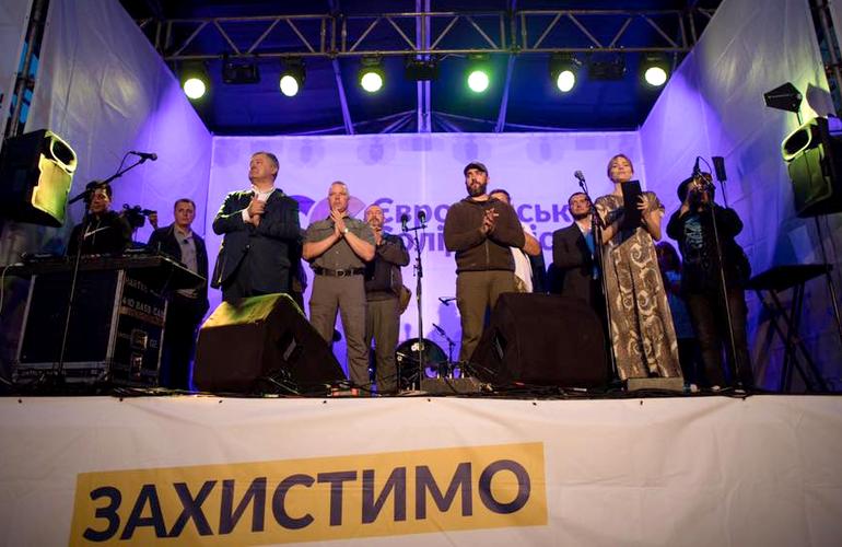 Сторонники Шария пытались сорвать выступление Порошенко в Житомире. ФОТО