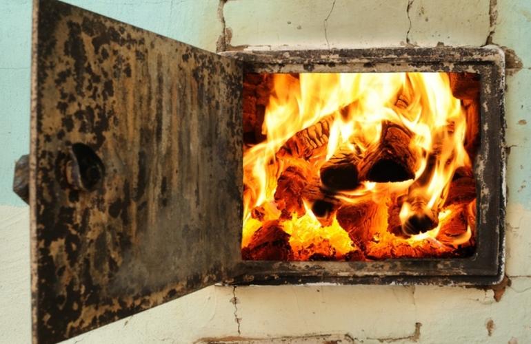 В Житомире бабушка растопила печь и едва не сожгла свой дом. ФОТО