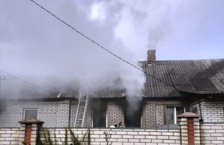 В Житомире пожарные потушили дом и сохранили жилье для троих семей. ФОТО